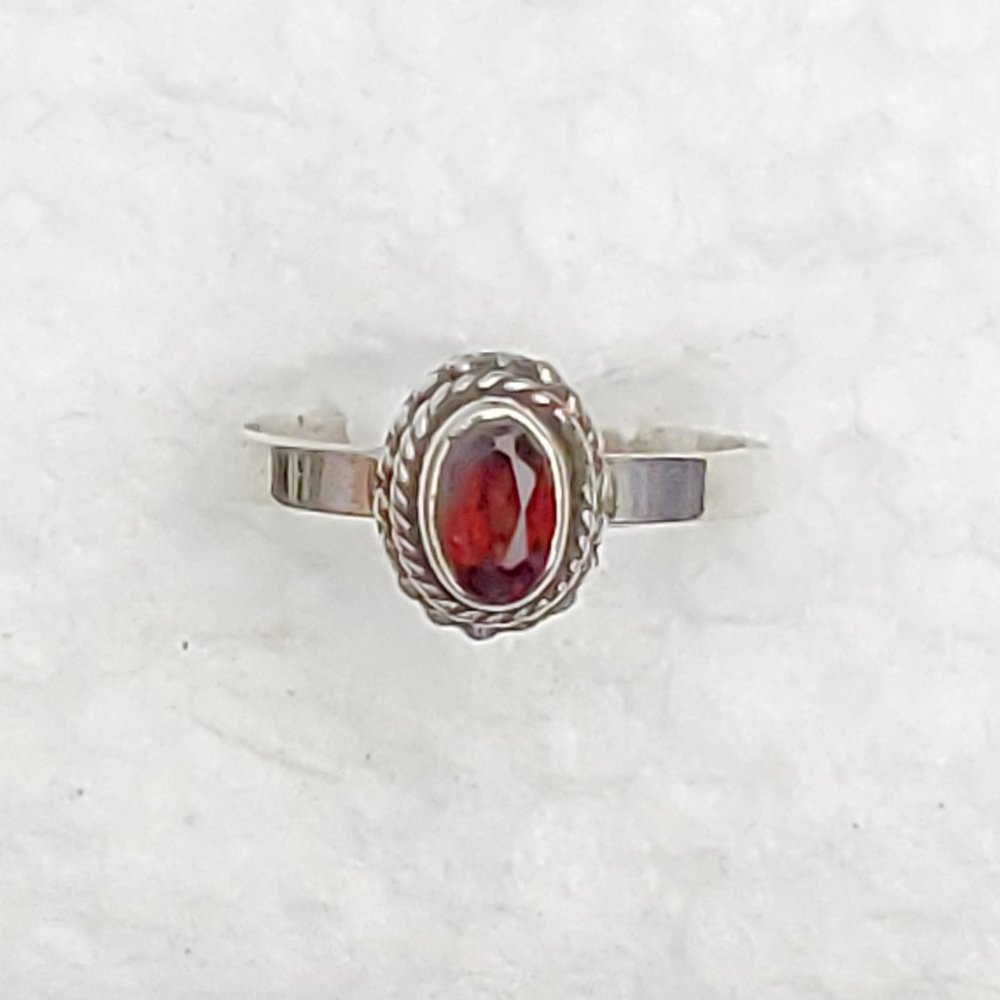 Beautiful Handcrafted 925 Sterling Silver Ring w/Oval Faceted Garnet S - 6 1/2